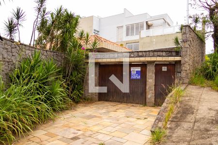 Casa à venda com 600m², 6 quartos e 6 vagas Casa à venda com 600m², 6 quartos e 6 vagasFachada