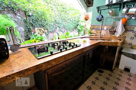 Casa à venda com 600m², 4 quartos e 6 vagasCozinhão