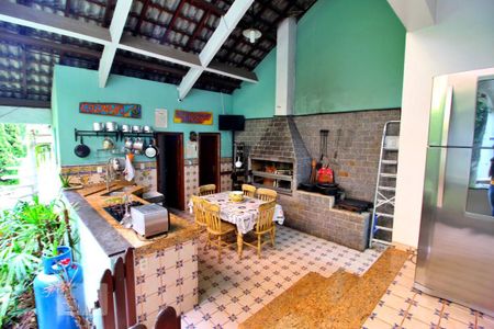 Casa à venda com 600m², 4 quartos e 6 vagasCozinhão