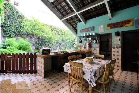 Casa à venda com 600m², 4 quartos e 6 vagasCozinhão