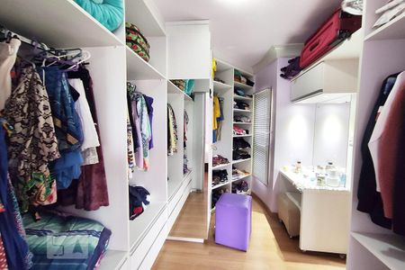 Casa à venda com 257m², 4 quartos e 4 vagasCloset da suíte