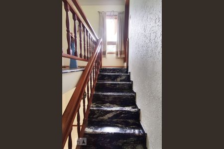 Casa à venda com 257m², 4 quartos e 4 vagasEscada 