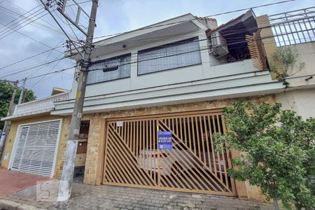 Casa à venda com 170m², 4 quartos e 2 vagas Casa à venda com 170m², 4 quartos e 2 vagasFachada