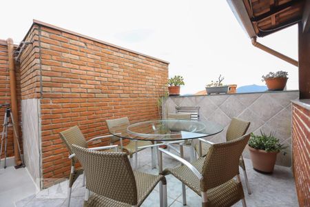 Casa à venda com 170m², 4 quartos e 2 vagas Casa à venda com 170m², 4 quartos e 2 vagasTerraço