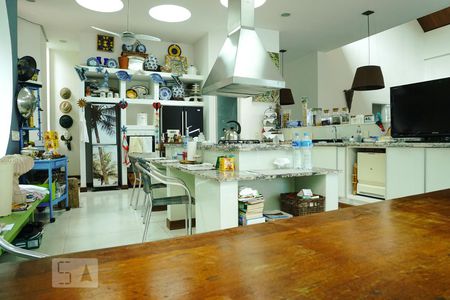 Casa à venda com 424m², 5 quartos e 4 vagasSala/Cozinha