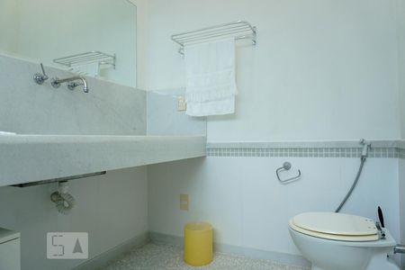 Casa à venda com 424m², 5 quartos e 4 vagasBanheiro da Suíte 2