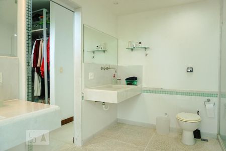 Casa à venda com 424m², 5 quartos e 4 vagasBanheiro da Suíte 5