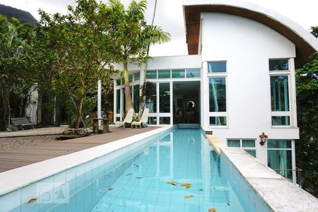 Casa à venda com 424m², 5 quartos e 4 vagasÁrea Externa - Piscina