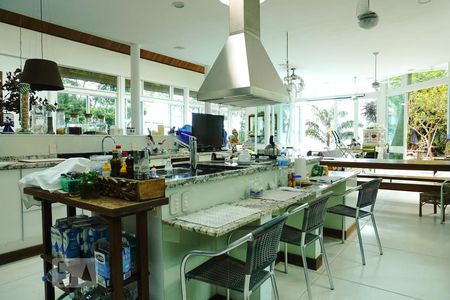 Casa à venda com 424m², 5 quartos e 4 vagasSala/Cozinha