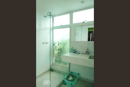 Casa à venda com 424m², 5 quartos e 4 vagasBanheiro da Suíte 4