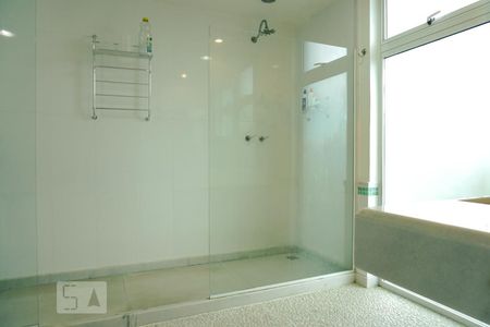 Casa à venda com 424m², 5 quartos e 4 vagasBanheiro da Suíte 5