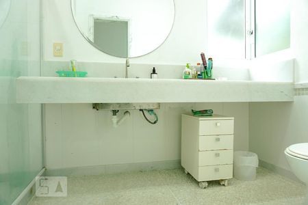 Casa à venda com 424m², 5 quartos e 4 vagasBanheiro da Suíte 1