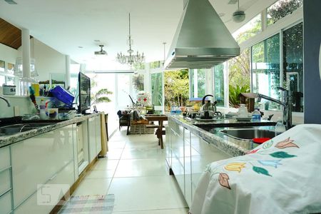 Casa à venda com 424m², 5 quartos e 4 vagasSala/Cozinha