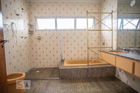 Casa à venda com 350m², 3 quartos e 8 vagas Casa à venda com 350m², 3 quartos e 8 vagasBanheiro Suíte