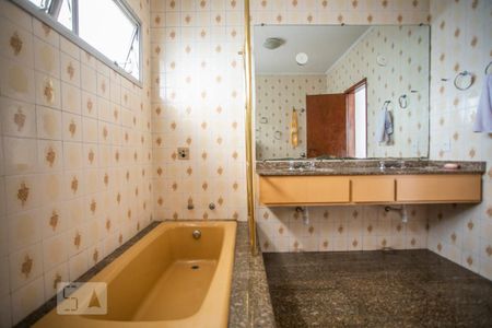 Casa à venda com 350m², 3 quartos e 8 vagas Casa à venda com 350m², 3 quartos e 8 vagasBanheiro Suíte - Banheira
