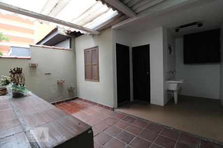 Casa à venda com 200m², 3 quartos e 2 vagasÁrea dos fundos da casa
