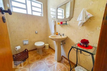 Casa à venda com 220m², 4 quartos e 4 vagasLavabo