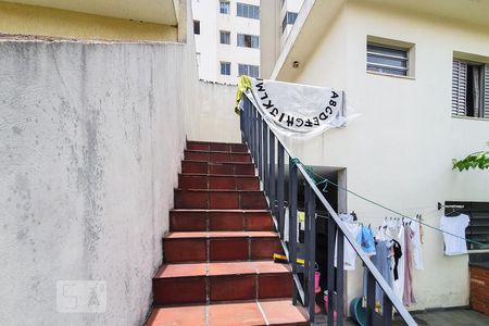 Casa à venda com 220m², 4 quartos e 4 vagasEscada para quarto 4 ou extra