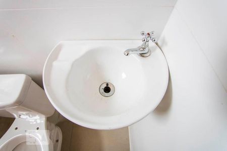 Banheiro de kitnet/studio para alugar com 1 quarto, 10m² em Vila São Pedro, Santo André