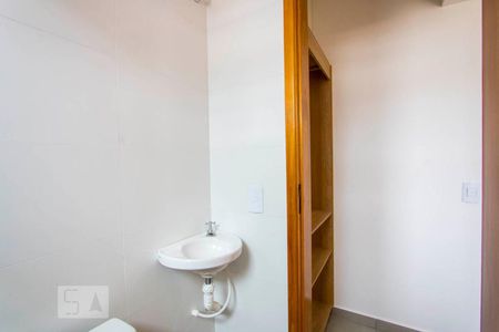 Banheiro de kitnet/studio para alugar com 1 quarto, 10m² em Vila São Pedro, Santo André