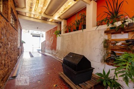 Casa à venda com 244m², 4 quartos e 3 vagas Casa à venda com 244m², 4 quartos e 3 vagasQuintal e garagem