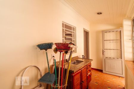 Casa à venda com 244m², 4 quartos e 3 vagas Casa à venda com 244m², 4 quartos e 3 vagasCozinha e área de serviço - edícula