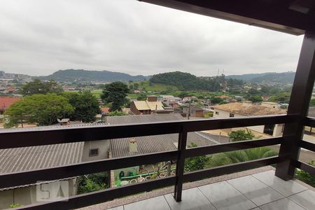 Casa à venda com 226m², 4 quartos e 3 vagas Casa à venda com 226m², 4 quartos e 3 vagasSacada do Quarto 2