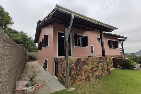 Casa à venda com 226m², 4 quartos e 3 vagas Casa à venda com 226m², 4 quartos e 3 vagasFachada