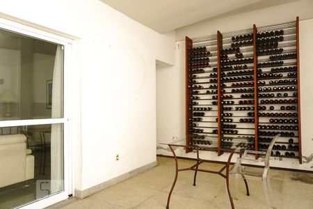 Casa à venda com 850m², 4 quartos e 5 vagas Casa à venda com 850m², 4 quartos e 5 vagasAdega
