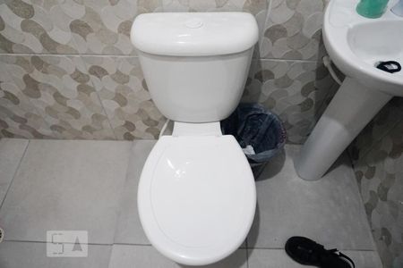 Casa à venda com 300m², 2 quartos e 3 vagasBanheiro da Suíte 2