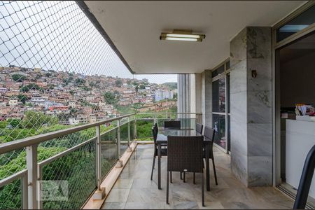 Apartamento à venda com 170m², 4 quartos e 2 vagasVaranda da Suíte e Quarto 2