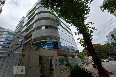 Apartamento à venda com 150m², 3 quartos e 2 vagas Apartamento à venda com 150m², 3 quartos e 2 vagasFachada