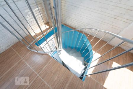 Casa à venda com 200m², 3 quartos e 2 vagasEscada