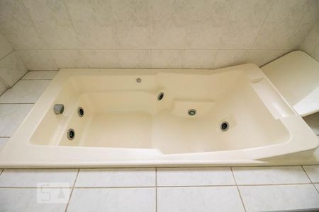 Casa de condomínio à venda com 410m², 4 quartos e 4 vagasBanheiro da Suíte 1