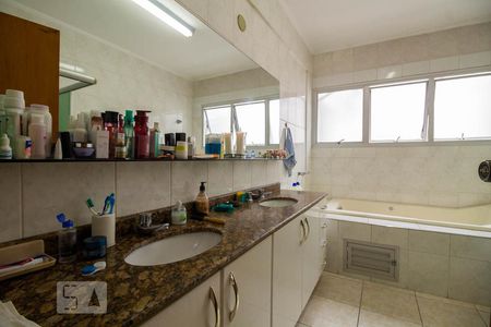 Casa de condomínio à venda com 410m², 4 quartos e 4 vagasBanheiro da Suíte 1