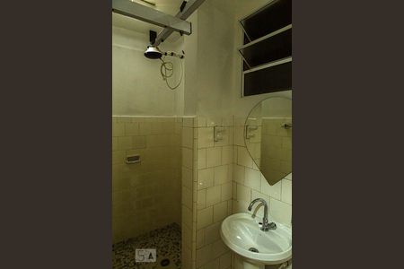 Banheiro de kitnet/studio à venda com 1 quarto, 27m² em República, São Paulo