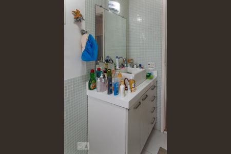 Apartamento à venda com 80m², 2 quartos e 1 vaga Apartamento à venda com 80m², 2 quartos e 1 vagaBanheiro social