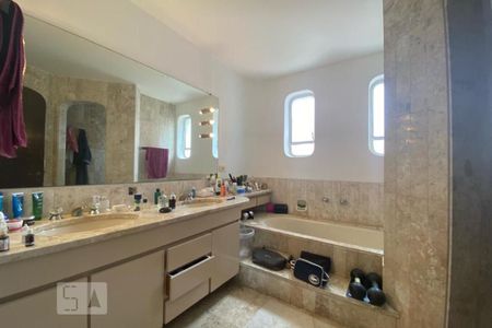 Apartamento para alugar com 300m², 4 quartos e 4 vagas Apartamento para alugar com 300m², 4 quartos e 4 vagasBanheiro da Suíte 1