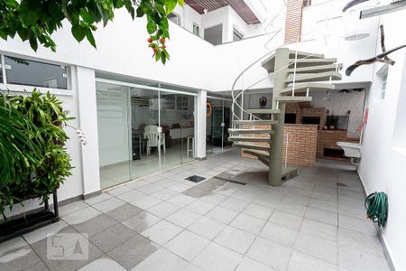 Casa à venda com 484m², 5 quartos e 3 vagas Casa à venda com 484m², 5 quartos e 3 vagasQuintal