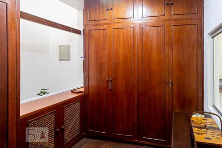 Casa à venda com 484m², 5 quartos e 3 vagas Casa à venda com 484m², 5 quartos e 3 vagasCloset