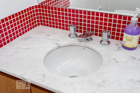 Casa à venda com 484m², 5 quartos e 3 vagas Casa à venda com 484m², 5 quartos e 3 vagasPia do Banheiro da Suite 2