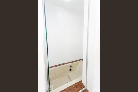 Casa à venda com 484m², 5 quartos e 3 vagas Casa à venda com 484m², 5 quartos e 3 vagasBanheira do Banheiro da Suite 3