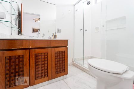 Casa à venda com 484m², 5 quartos e 3 vagas Casa à venda com 484m², 5 quartos e 3 vagasBanheiro da Suite 1
