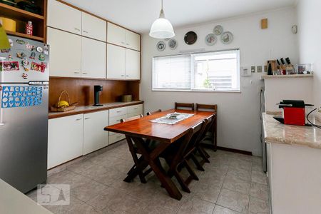 Casa à venda com 484m², 5 quartos e 3 vagas Casa à venda com 484m², 5 quartos e 3 vagasCopa