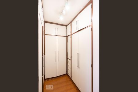 Apartamento à venda com 144m², 3 quartos e 3 vagas Apartamento à venda com 144m², 3 quartos e 3 vagasCloset da Suíte