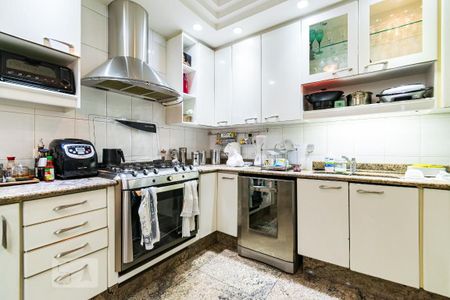 Casa à venda com 313m², 5 quartos e 4 vagas Casa à venda com 313m², 5 quartos e 4 vagasCozinha