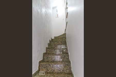 Casa à venda com 100m², 2 quartos e 1 vagaEscadas