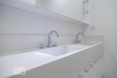 Casa de condomínio à venda com 360m², 4 quartos e 2 vagas Casa de condomínio à venda com 360m², 4 quartos e 2 vagasBanheiro da suíte 3