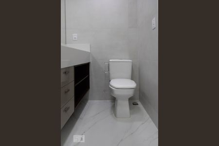 Casa de condomínio à venda com 360m², 4 quartos e 2 vagas Casa de condomínio à venda com 360m², 4 quartos e 2 vagasBanheiro da suíte 2