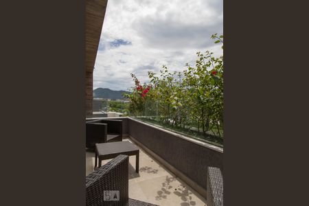 Casa de condomínio à venda com 360m², 4 quartos e 2 vagas Casa de condomínio à venda com 360m², 4 quartos e 2 vagasVaranda da suíte 3